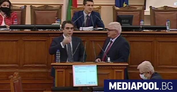 Финансовият министър Асен Василев отново влезе в директен сблъсък с