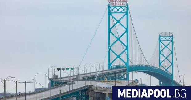 Мостът Амбасадор който свързва Канада и САЩ и който е