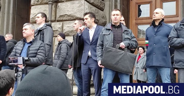 Премиерът Кирил Петков отиде пеша от Народното събрание при протестиращите