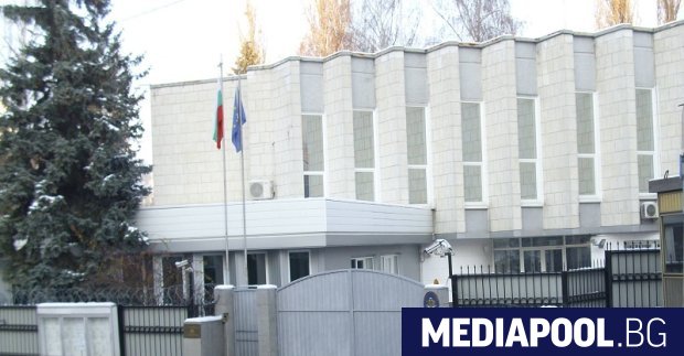 Българските дипломатически представителства в Украйна спират работа потвърдиха от Външно