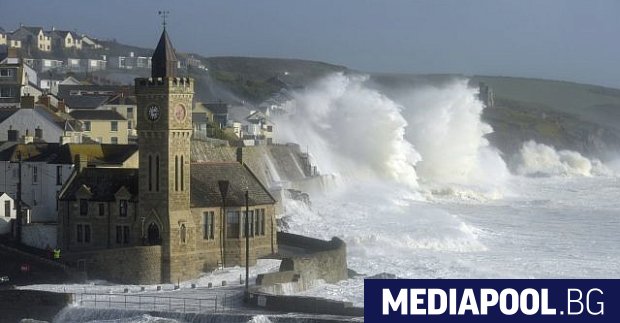 Атлантическата буря Юнис връхлетя днес Англия и Ирландия като скоростта