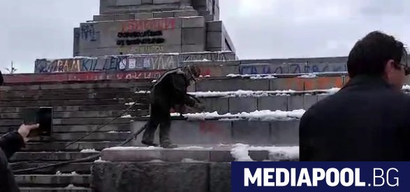 Социалисти предприеха в понеделник почистване на паметника на Съветската армия