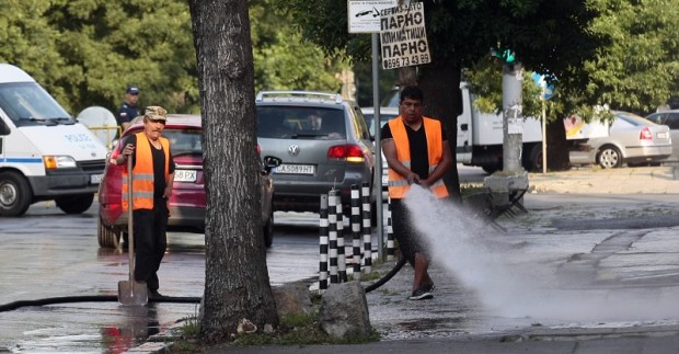 С повишаването на температурите в София започва миенето на улици