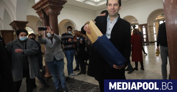 Премиерът Кирил Петков е занесъл в прокуратурата папка с 19