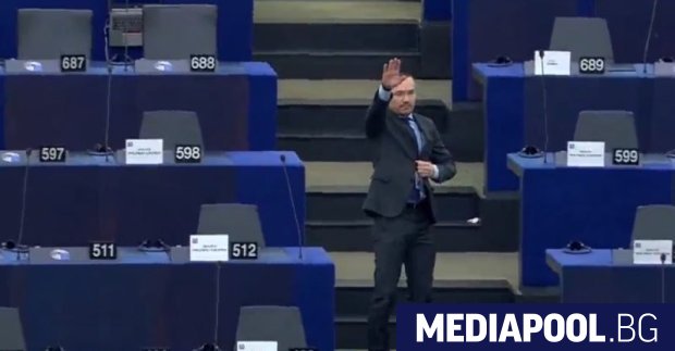 Жест на българския евродепутат Ангел Джамбазки предизвика скандал в европарламента