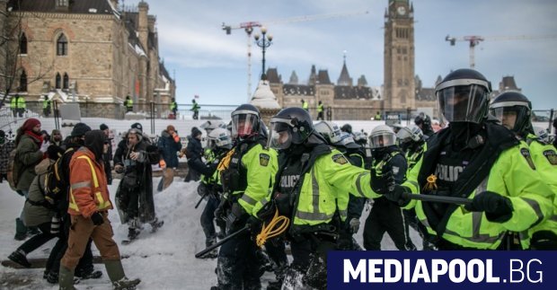В неделя канадската полиция пое пълен контрол над центъра на