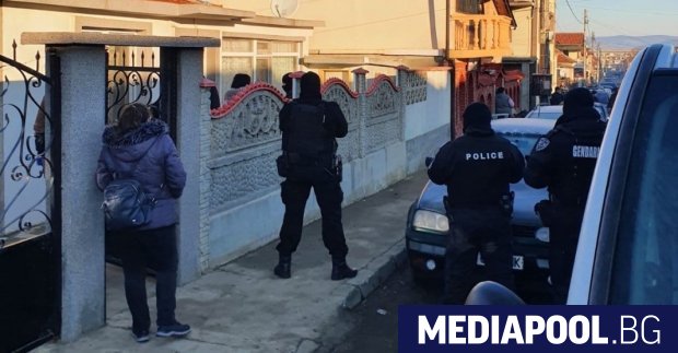 Специализирана полицейска акция се провежда в ромската махала на Карнобат
