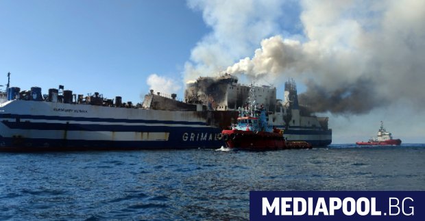 Спасителни екипи намериха овъглено тяло на изгорелия ферибот Юрофери Олимпия
