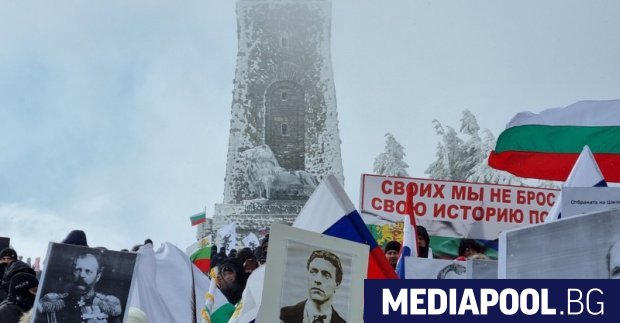 Русофили и активисти на проруската партия Възраждане посрещнаха премиера Кирил