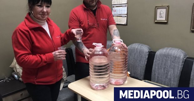Ракия бутилирана като минерална вода откриха в магазин в Пловдив