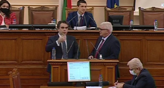 Асен Василев и Кирил Ананиев застанаха заедно на парламентарната трибуна. Скрийншот: Народно събрание