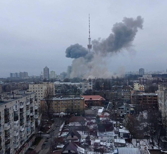 Ден шести: Русия удари тв кулата в Киев, струпва все повече сили около града