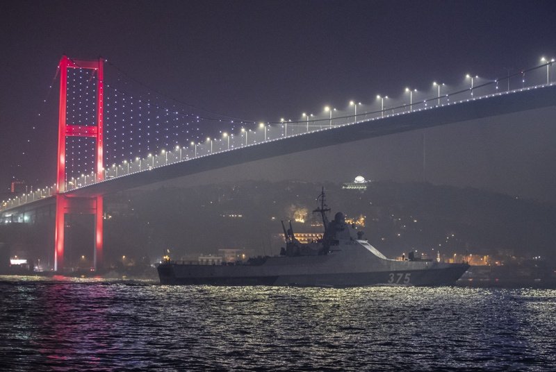 Руският военен кораб "Дмитрий Рогачев 375" преминава Босфора. Сн. ЕПА/БГНЕС