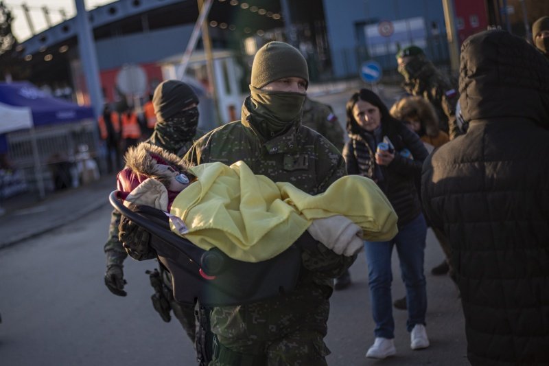 Хиляди пресякоха гранците на Украйна със съседките й, сн. ЕПА/БГНЕС