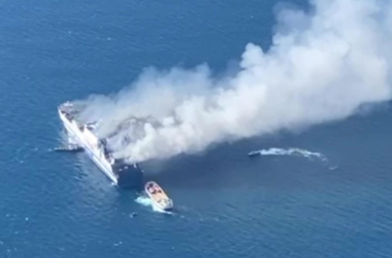Седем българи се издирват след пожара на ферибота в Йонийско море