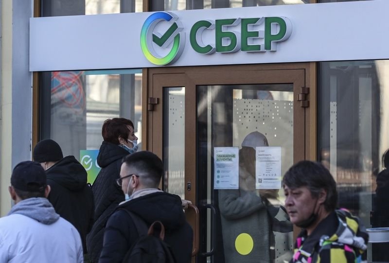 Хора се редят на опашки пред клон на Сбербанк в Москва. Снимка: ЕПА/БГНЕС