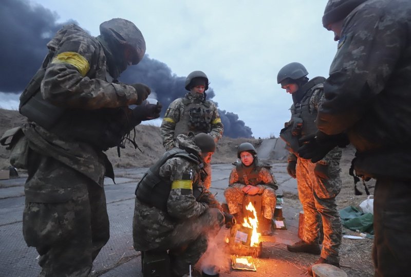 Украински военнослужещи на пост край Киев по време на почивка. ЕПА/БГНЕС