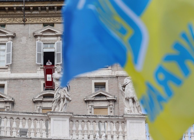 Знамена в подкрепа на Украйна се вееха пред Ватикана, сн. ЕПА/БГНЕС