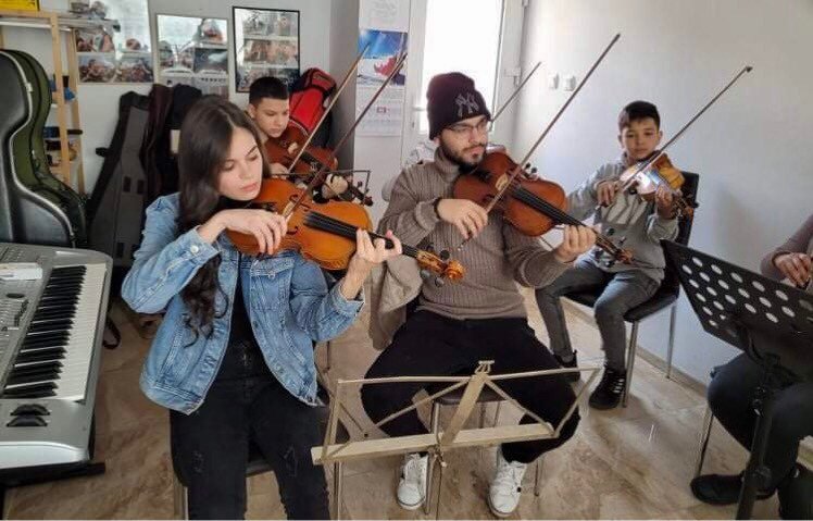 Четири деца от ромския квартал на Сливен свирят в Парижката филхармония