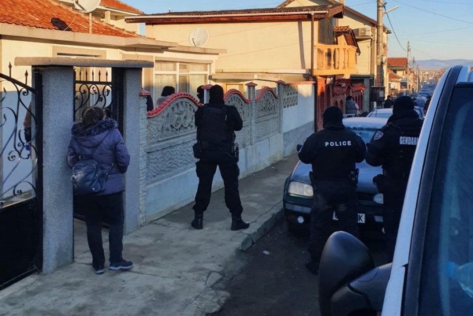 Спецоперация на МВР срещу лихвари в ромския квартал на Карнобат