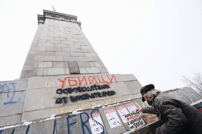 Паметникът на Съветската армия е издарскан с "убийци", "окупатори", "свобода на Украйна"