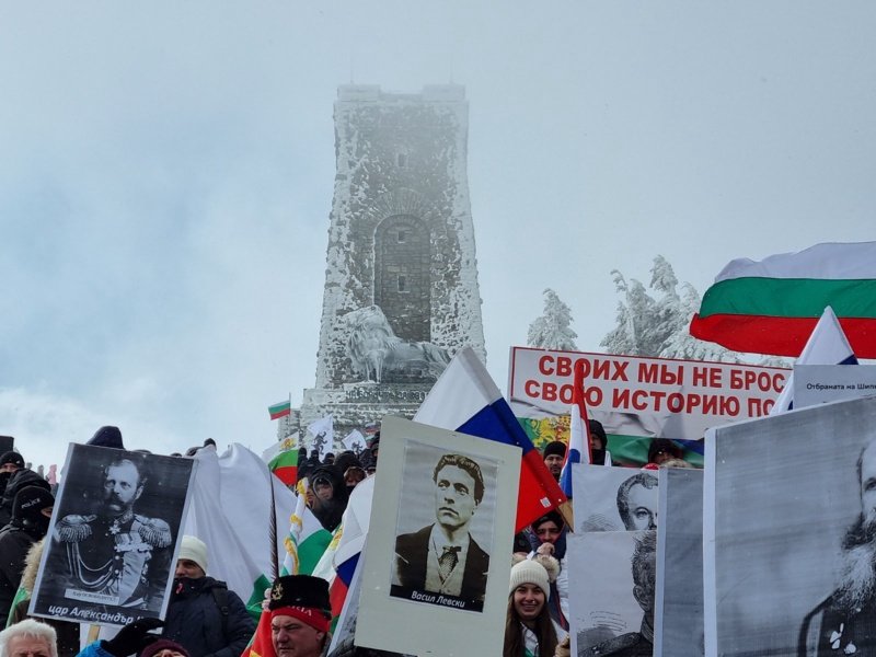Викове "предатели" и руски знамена посрещнаха Кирил Петков на Шипка
