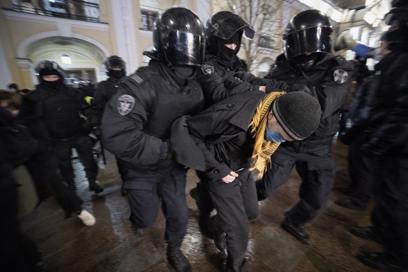Нови протести в руски градове срещу нашествието в Украйна и стотици арестувани
