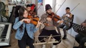 Четири деца от ромския квартал на Сливен свирят в Парижката филхармония