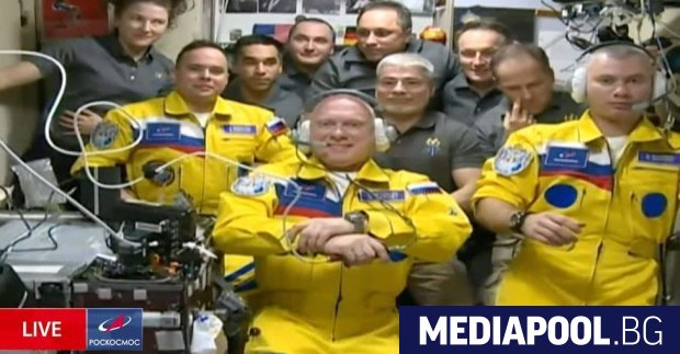 Руски космонавти пристигнаха на Международната космическа станция МКС облечени в