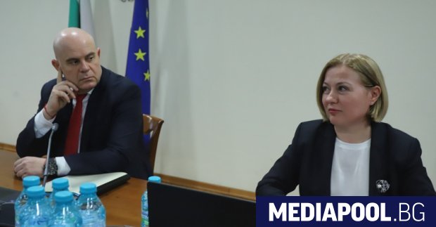 Главният прокурор Иван Гешев предизвика на публичен дебат министъра на