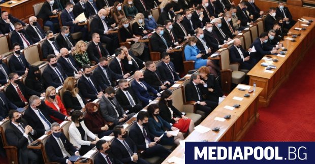 Демократична България“ (ДБ) обяви в сряда, че започва парламентарни консултации