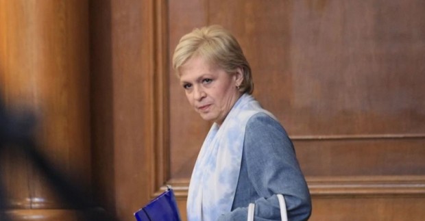 Председателят на държавната агенция за бежанците Петя Първанова подава оставка.