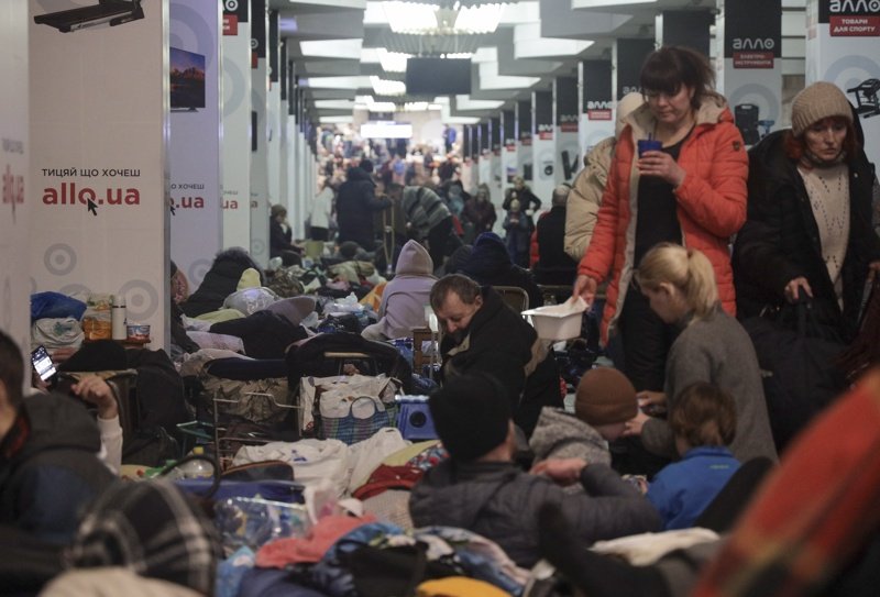 Евакуация на цивилни и затягане на санкциите. Зеленски е готов да обсъжда "компромис" за Крим