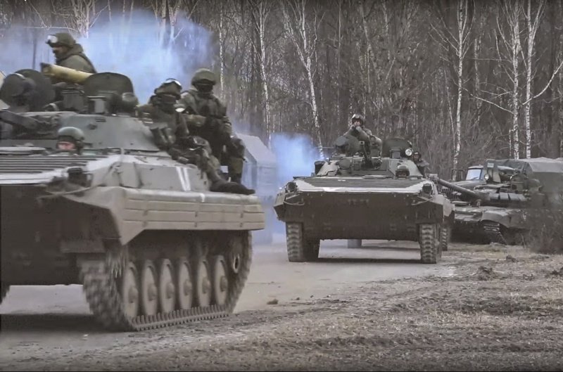 Руски танкове напредват към Киев. Снимка ЕПА/БГНЕС
