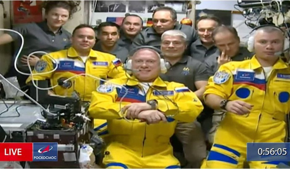 Руски космонавти акостираха на МКС в цветовете на Украйна