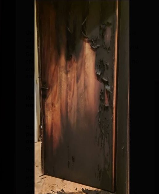 Изгорялата врата на дома на Ангелов. Снимка: 19Минути