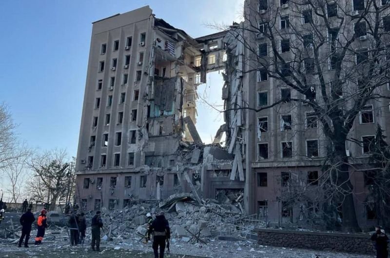 Поразената сграда на областната управа в Николаев