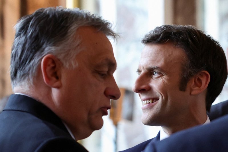 Виктор Орбан (ляво) и френският президент Еманюел Макрон по време на провеждащия се във Версай Европейски съвет, Сн. ЕПА/БГНЕС
