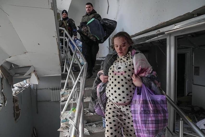 Бременна жена бяга от разрушения родилен дом в Мариупол