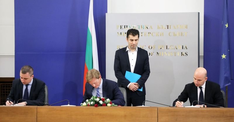 Николов, Хюит и Бостанджиев (отляво надясно) подписаха документа под погледа на премиера, сн. МС