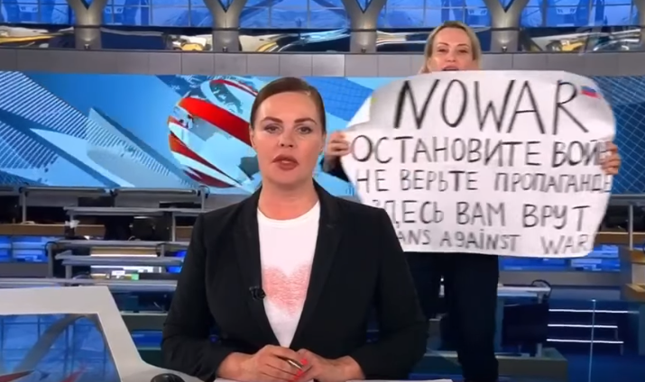 "Спрете войната! Тук ви лъжат!" Журналистка срещу Путин по руска телевизия (Видео)