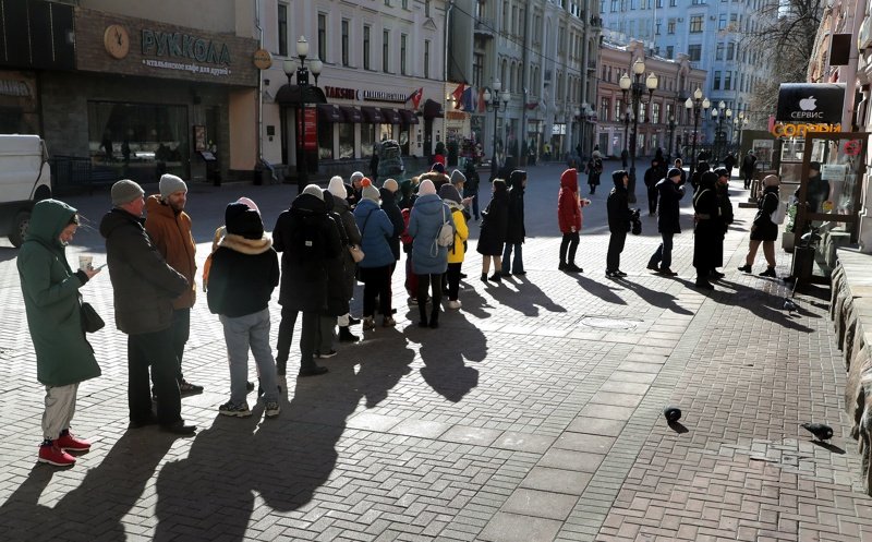 Хора чакат на опашка да изтеглят пари от банкомат в центъра на Москва. 9 март 2022 г. Сн. БГНЕС