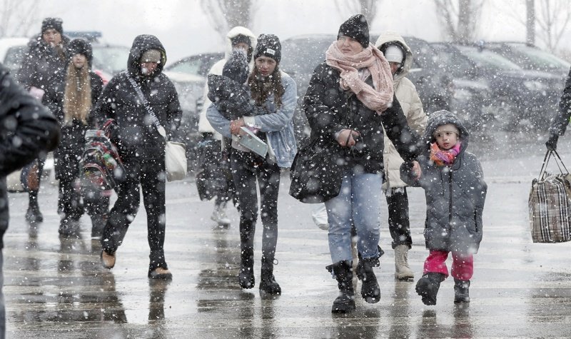 Украински жени и деца масово напускат нападнатата от Русия държава, сн. ЕПА/БГНЕС