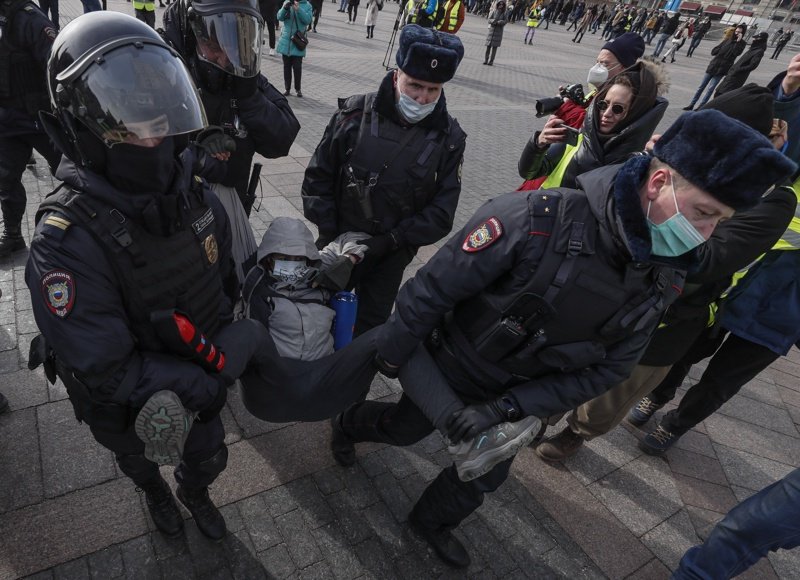 Над 3500 демонстранти в антивоенните протести са арестувани в Русия (галерия)