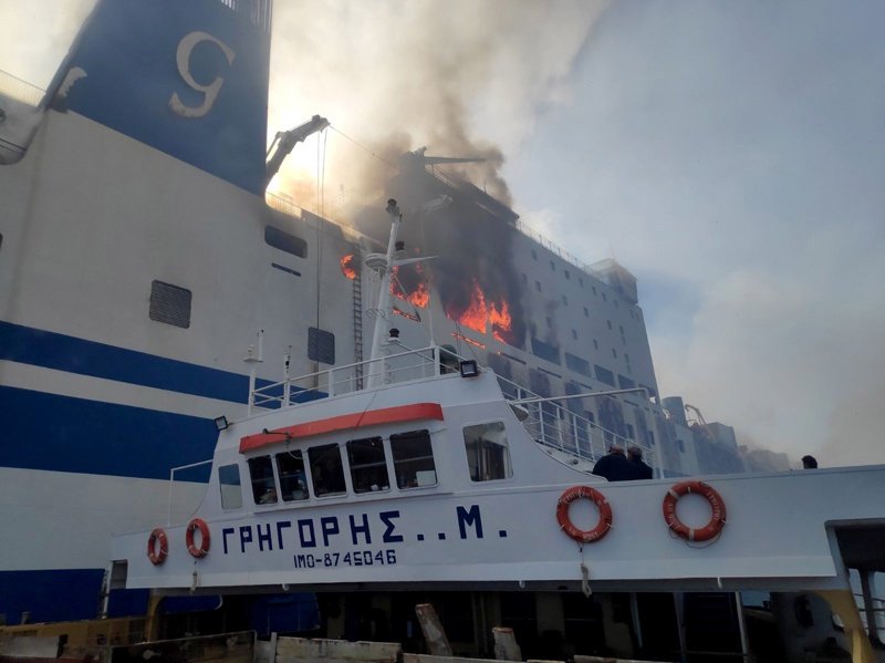 Двама от пътниците в горелия край Корфу ферибот продължават да са в неизвестност