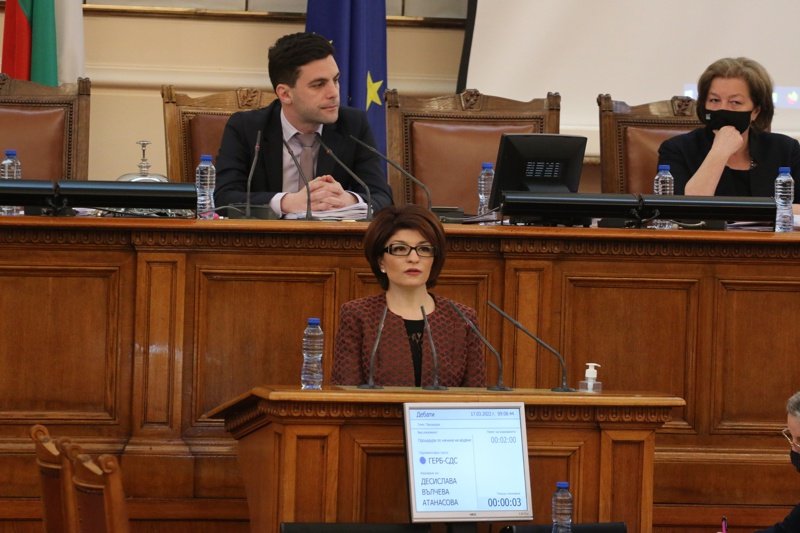 Опозицията иска Кирил Петков да обясни в парламента какъв форсмажор готви Нинова