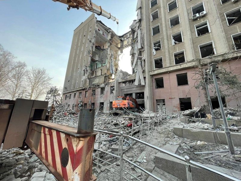 Разрушена сграда в южния украински град Николаев. Сн. ЕПА/БГНЕС