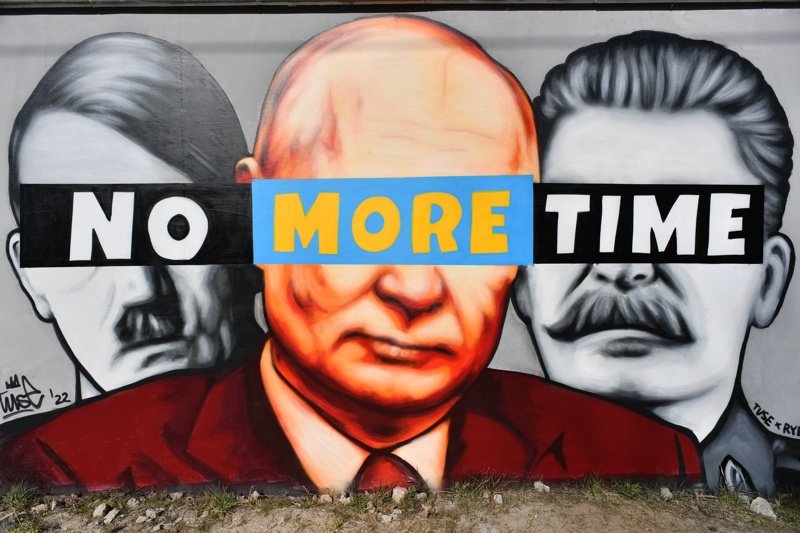 Графити на стена в полския град Гданск на художника Тусе, изобразяващ Хитлер, Путин и Сталин. Снимка: ЕПА/БГНЕС