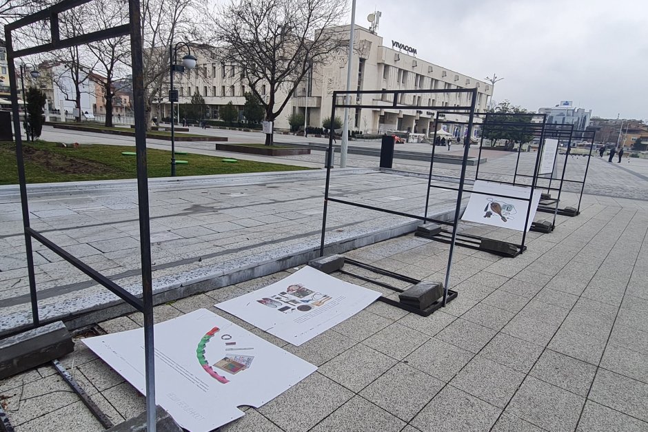Изложба с вещи на жертви на домашно насилие в Пловдив осъмна вандализирана