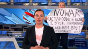 "Спрете войната! Тук ви лъжат!" Журналистка срещу Путин по руска телевизия (Видео)
